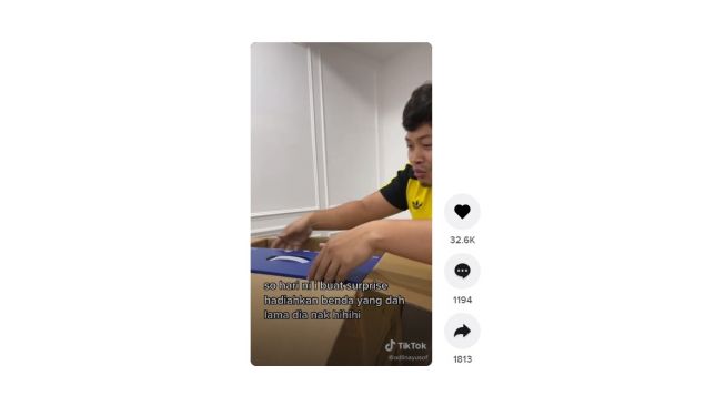 Suami dapat hadiah PS5 dari sang istri. [TikTok]