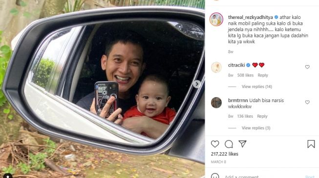 Potret Rezky Aditya momong anak. [Instagram/thereal_rezkyadhitya]