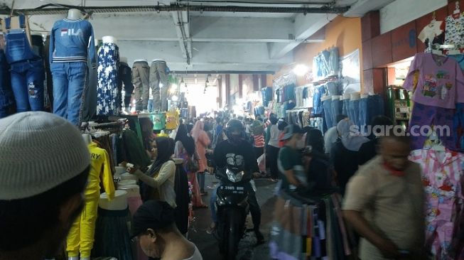 Kondisi pengunjung di Pasar Tanah Abang saat pandemi Corona terjadi di bulan Ramadan. (Suara.com/Fakhri)