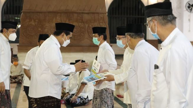 Penyerahan bantuan secara simbolis oleh Wakil Gubernur Jawa Tengah, Taj Yasin Maimoen kepada Kepala Kanwil Kemenag Jateng Musta'in Ahmad saat acara pengajian peringatan Nuzunul Qur'an di Masjid Agung Jawa Tengah (MAJT), Senin (3/5/2021) malam. (Dok. Pemprov Jateng)