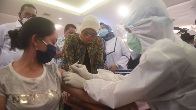 Menteri Ketenagakerjaan Ida Fauziyah (tengah) menyaksikan vaksinasi buruh di Jakarta, Selasa (4/5/2021). ANTARA FOTO/Akbar Nugroho Gumay
