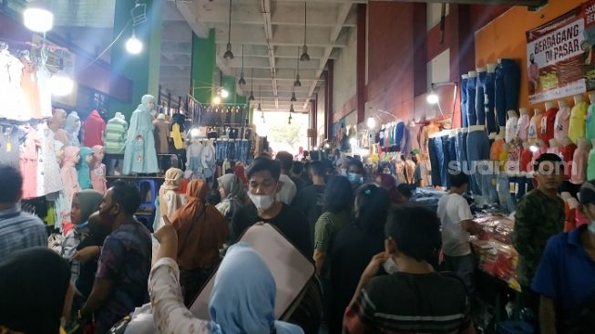 Situasi Pasar Tanah Abang: di Dalam Sepi, Bagian Luar Tak Bisa Jaga Jarak