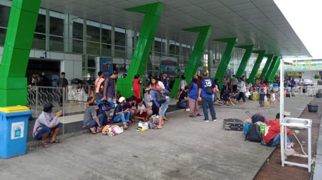 Dua Hari Sebelum Larangan Mudik, Pelabuhan di Balikpapan Padat Penumpang