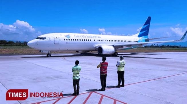 Pesawat mendarat di Bandara Banyuwangi. [FOTO: Agung Sedana/TIMES Indonesia]