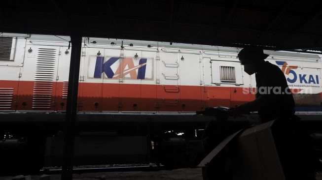 Siluet pekerja mengemas sepeda motor sebelum dikirim via jasa ekspedisi kereta api di Jalan Bungur Raya, Senen, Jakarta, Selasa (4/5/2021). [Suara.com/Angga Budhiyanto]