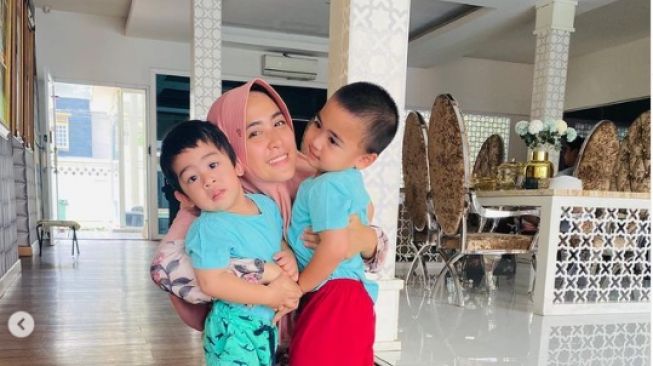 Potret rumah mewah Ustaz Solmed dan April Jasmine [Instagram/apriljasmine85]