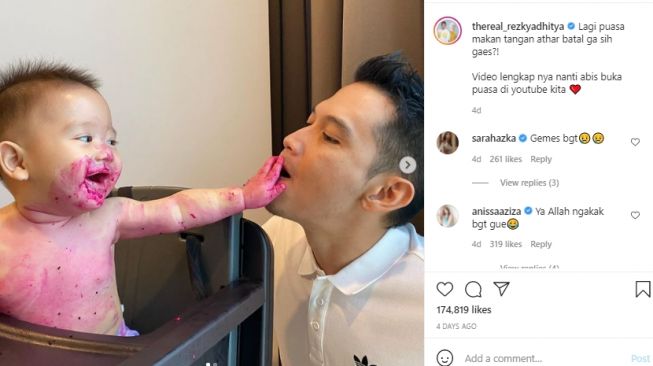 Potret Rezky Aditya momong anak. [Instagram/thereal_rezkyadhitya]