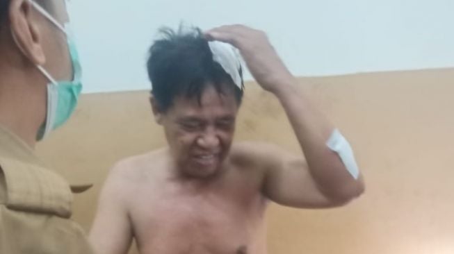 Anggota DPRD Takalar Johan Nojeng dirawat di RSUD Takalar setelah dihantam double stick oleh Ketua PDIP Takalar Andi Noor Zaelan, Senin 3 Mei 2021 / [Istimewa]