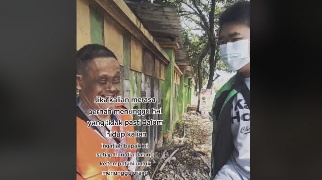 Tukang parkir tetap jaga parkir meski lahan parkiran sudah digusur (tiktok.com/@rsant15)