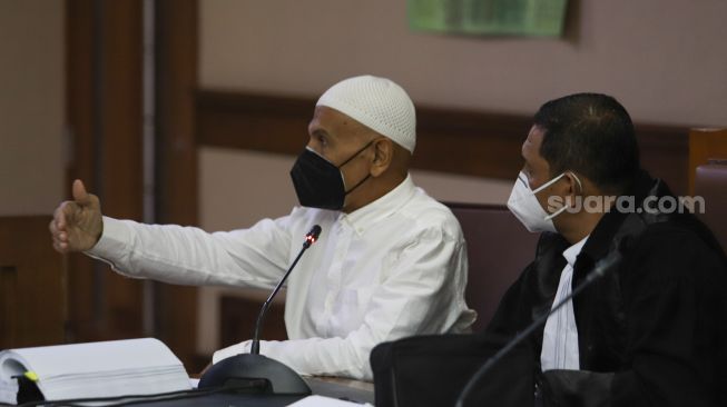 Mark Sungkar menyampaikan keberatannya saat menjalani sidang lanjutan dugaan korupsi di Pengadilan Negeri Jakarta Pusat, Selasa (4/5/2021). [Suara.com/Alfian Winanto]