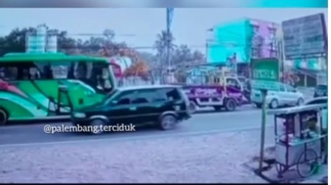 Lakalantas beruntun yang menewaskan pengendara motor perempuan viral [instagram]