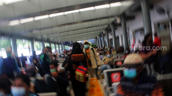 Suasana di Stasiun Pasar Senen, Jakarta, Selasa (4/5/2021).  [Suara.com/Dian Latifah]