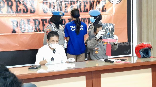 Kepolisian menggelar konferensi pers di Mapolres Bantul, Senin (3/5/2021), terkait sate beracun sianida yang dikirim NA. - (SuaraJogja.id/Muhammad Ilham Baktora)