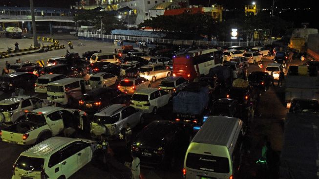 Sejumlah kendaraan yang akan menyeberang ke Sumatera antre di Pelabuhan Merak Banten, Selasa (4/5/2021) dinihari.  ANTARA FOTO/Asep Fathulrahman