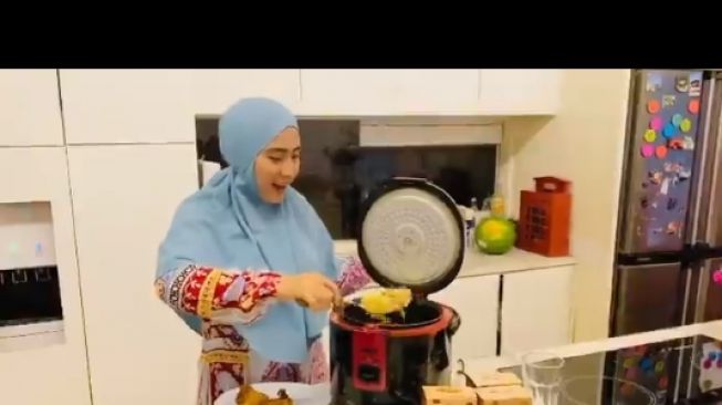 Potret rumah mewah Ustaz Solmed dan April Jasmine [Instagram/apriljasmine85]