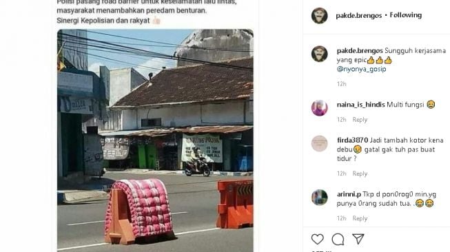 Pembatas jalan dipakai jemur kasur (instagram.com/@pakde.brengos)