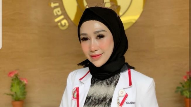 Baru Seminggu, Gemasnya Gaya Anak Reza Gladys Pakai Sandal Jepit di Pemotretan