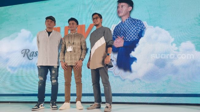 Penyanyi Aldiv diapit Krishna Balagita eks Ada Band dan Ferry Ardiansyah [Suara.com/Evi Ariska]