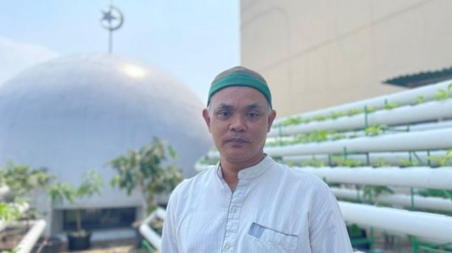 bertani di kubah Masjid Jami Baitussalam (BBC)