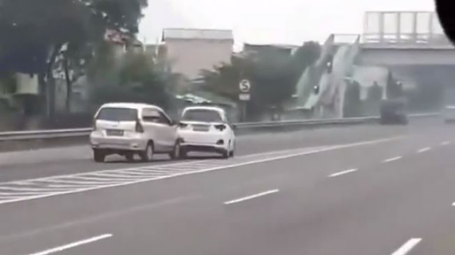 Tangkapan layar video viral dua mobil kejar-kejaran dan senggolan di Tol Buah Batu, Bandung, Rabu (5/5/2021). [Instagram]