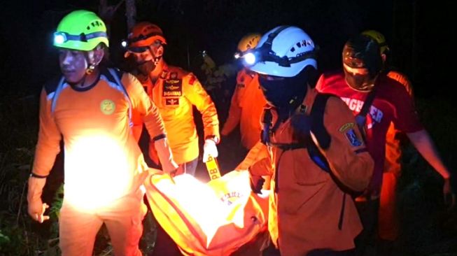 Evakuasi Keluarga Korban Longsor di Cianjur Sempat Terkendala, Warga Pakai Alat Seadanya dan Minim Penerangan