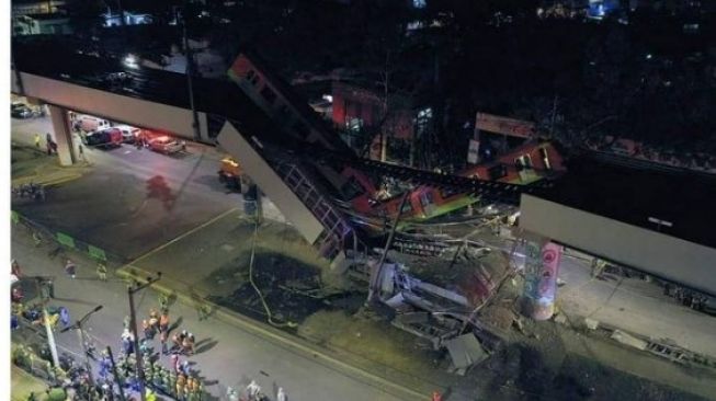 Kereta api amblas menimpa puluhan mobil yang tengah melintas di jalan (Instagram)