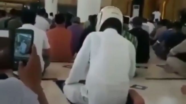 Pria salat pakai helm. (Instagram)