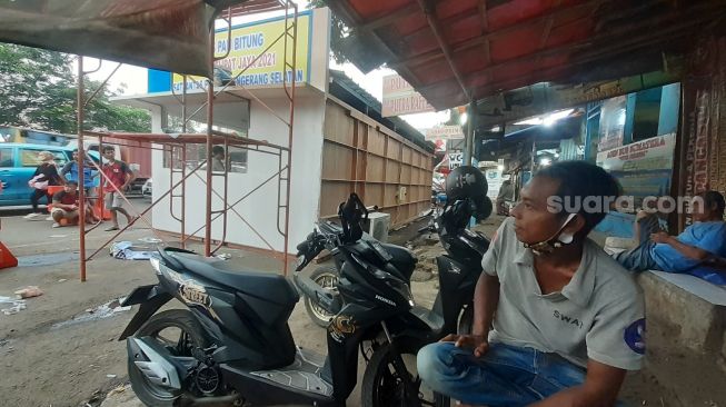 Mas Amid, salah satu pemudik ke Purwodadi di Tol Bitung, Kabupaten Tangerang, Rabu (5/5/2021). [SuaraJakarta.id/Wivy Hikmatullah]