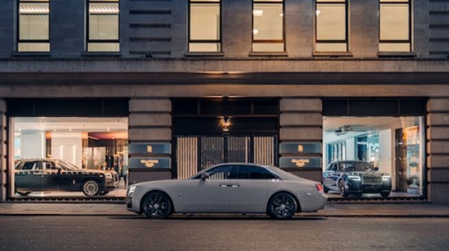 Showroom baru Rolls-Royce di London, England, Britania Raya,  berlokasi di Berkeley Street, W1 [Rolls-Royce Motor Cars].