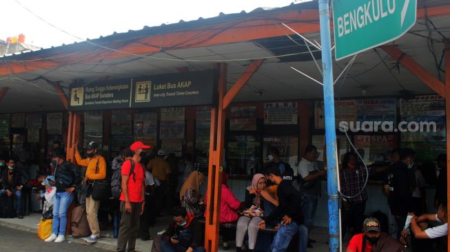 Calon pemudik menunggu kedatangan Bus di Terminal Kalideres, Jakarta, Rabu (5/5/2021).  [Suara.com/Dian Latifah]

