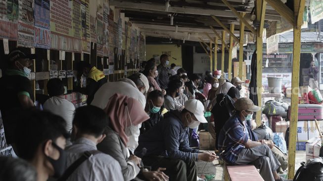 Sejumlah calon penumpang menunggu bus di Terminal Lebak Bulus, Jakarta, Rabu (5/5/2021). [Suara.com/Angga Budhiyanto]