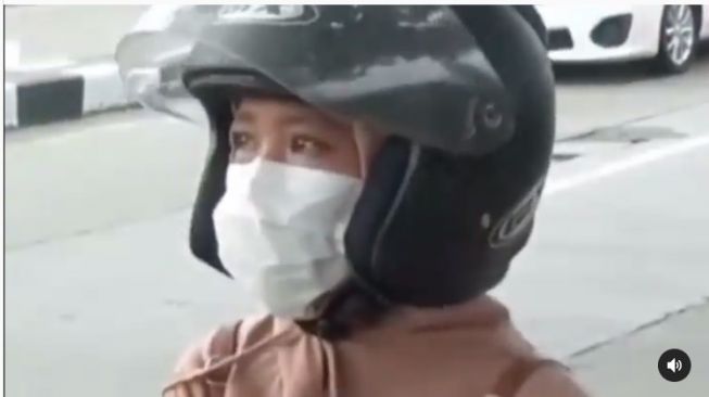 Viral pemotor menangis di depan polisi untuk meminta diizinkan mudik (Instagram)