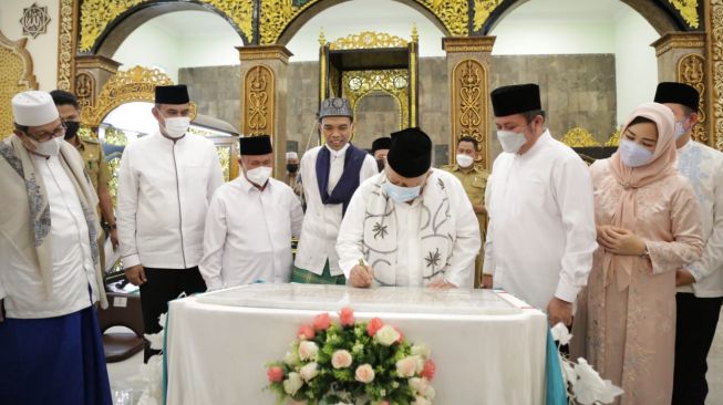 Masih di Palembang, UAS Ikut Resmikan Masjid Milik Haji Halim