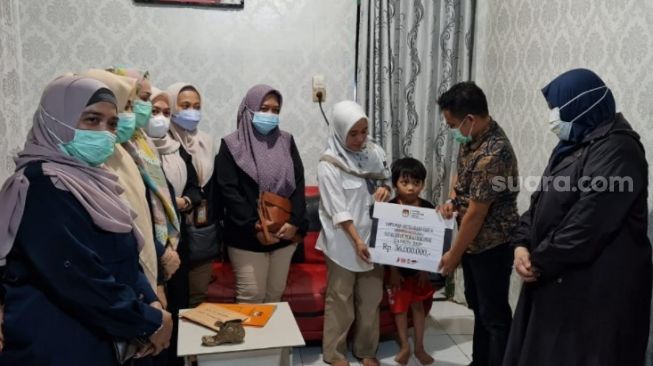 KPU Makassar menyerahkan uang santunan kepada keluarga penyelenggara adhoc atau Petugas KPPS yang meninggal dunia dan sakit, Rabu 5 Mei 2021 / [SuaraSulsel.id / KPU Makassar]