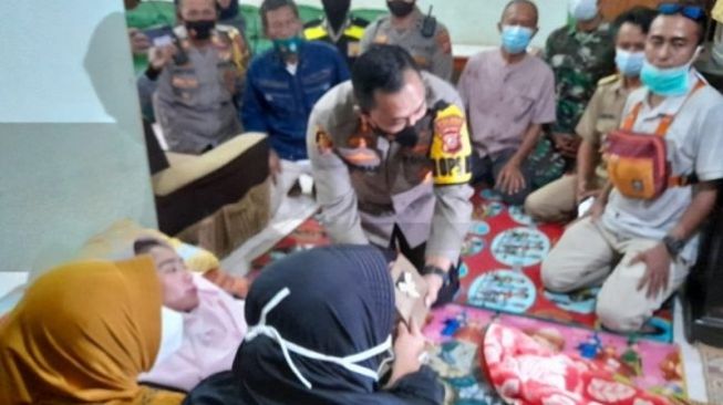 Presiden Jokowi Beri Bantuan ke Guru Honorer yang Alami Kelumpuhan Usai Divaksin