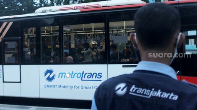 Mulai Hari Ini, Pemprov DKI Batasi Jam Operasional Angkutan Umum