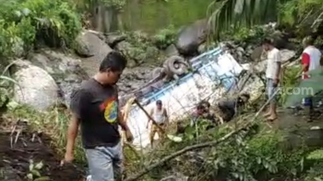 Truk Bermuatan Susu Terjuni Sungai Dekat Sitinjau Laut Padang, Sopir Luka