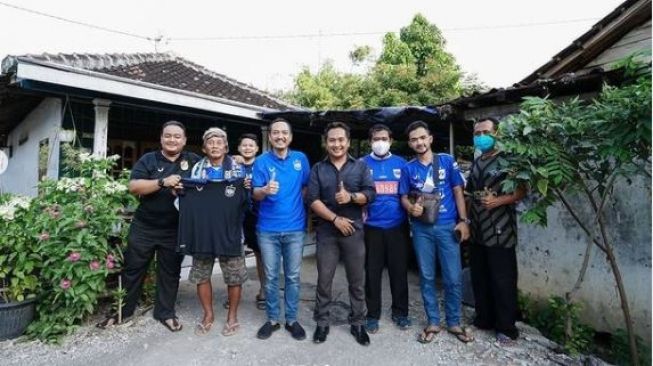 CEO PSIS Semarang, Yoyok Sukawi dan Ketua Umum Panser Biru, Galih Ndog menemui pria tua yang viral di video Erick Thohir. (Instagram/ndogalih_)