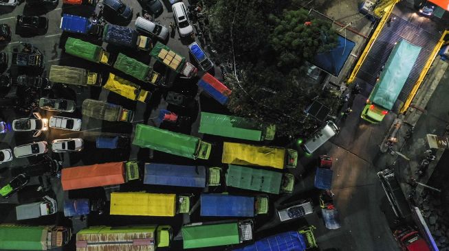 Foto udara kendaraan pemudik tujuan Sumatera antre memasuki kapal Roro di Pelabuhan Merak, Banten, Rabu (5/5/2019) dini hari.  ANTARA FOTO/Galih Pradipta
