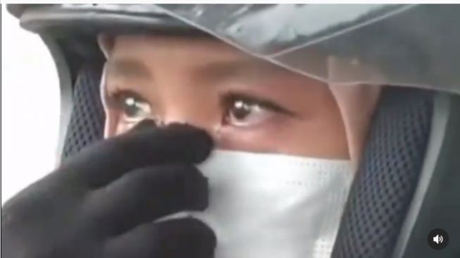 Viral Pemotor Wanita Nangis Minta Diperbolehkan Mudik, PHK Jadi Sebabnya