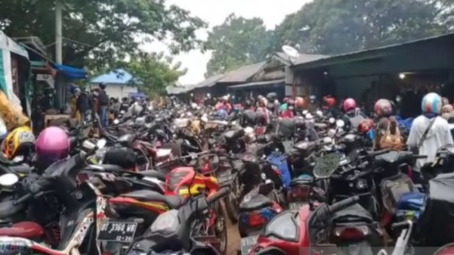 Jelang Larangan Mudik, Penumpang Kapal Ferry di Konawe Selatan Membludak