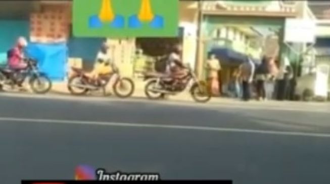 Konvoi Yamaha RX-King yang Beradab, Lewat Depan Pesantren Pilih Dituntun