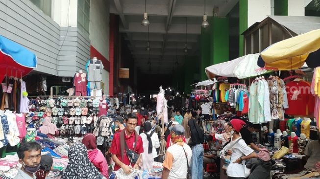 Di Lokasi Ini, Pengunjung Pasar Tanah Abang Berjubel hingga Tak Bermasker