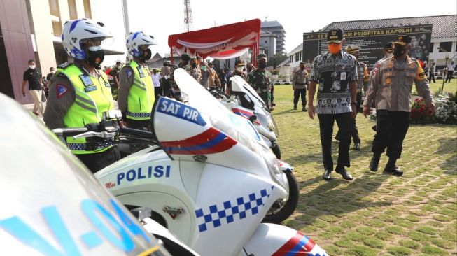 Gubernur Jateng Ganjar Pranowo memimpin Apel Gelar Pasukan Operasi Ketupat Candi 2021, di halaman Mapolda Jateng, Rabu (5/5/2021). (Dok. Pemprov Jateng)