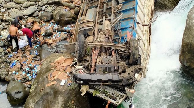 Duh! Warga Sikat Susu Muatan Truk Masuk Sungai Dekat Sitinjau Laut Padang