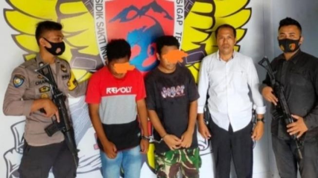 Pacari Janda, Seorang Duda Dikeroyok dan Ditikam dengan Tombak