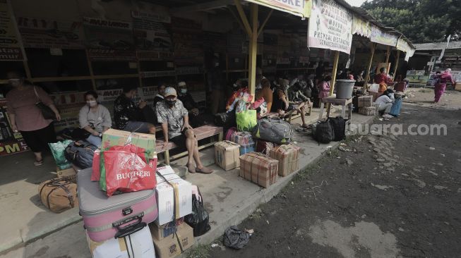 Sejumlah calon penumpang menunggu bus di Terminal Lebak Bulus, Jakarta, Rabu (5/5/2021). [Suara.com/Angga Budhiyanto]