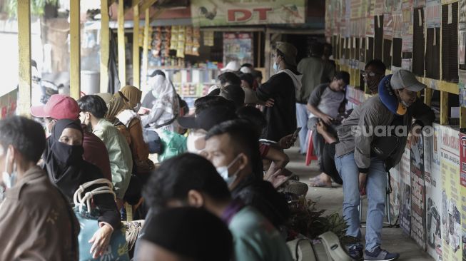 Sejumlah calon penumpang menunggu bus di Terminal Lebak Bulus, Jakarta, Rabu (5/5/2021). [Suara.com/Angga Budhiyanto]