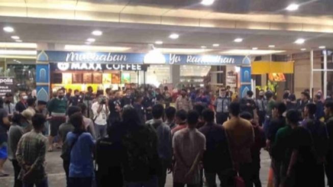 Kesal Larangan Mudik, Ratusan Mahasiswa Tutup Lippo Plaza
