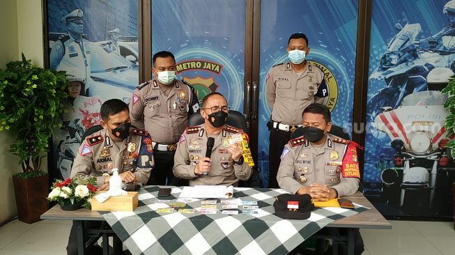 Polisi Sita Kartu Tentara Kekaisaran Sunda Nusantara dari Pengemudi Pajero